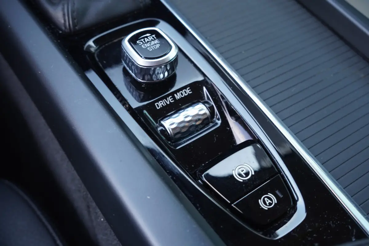 2.0 D4 Momentum Pro - CARPLAY - LEDER - H&K - ADAPT. CRUISE - BTW AUTO -