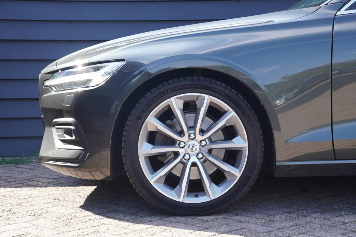 2.0 D4 Momentum Pro - CARPLAY - LEDER - H&K - ADAPT. CRUISE - BTW AUTO -