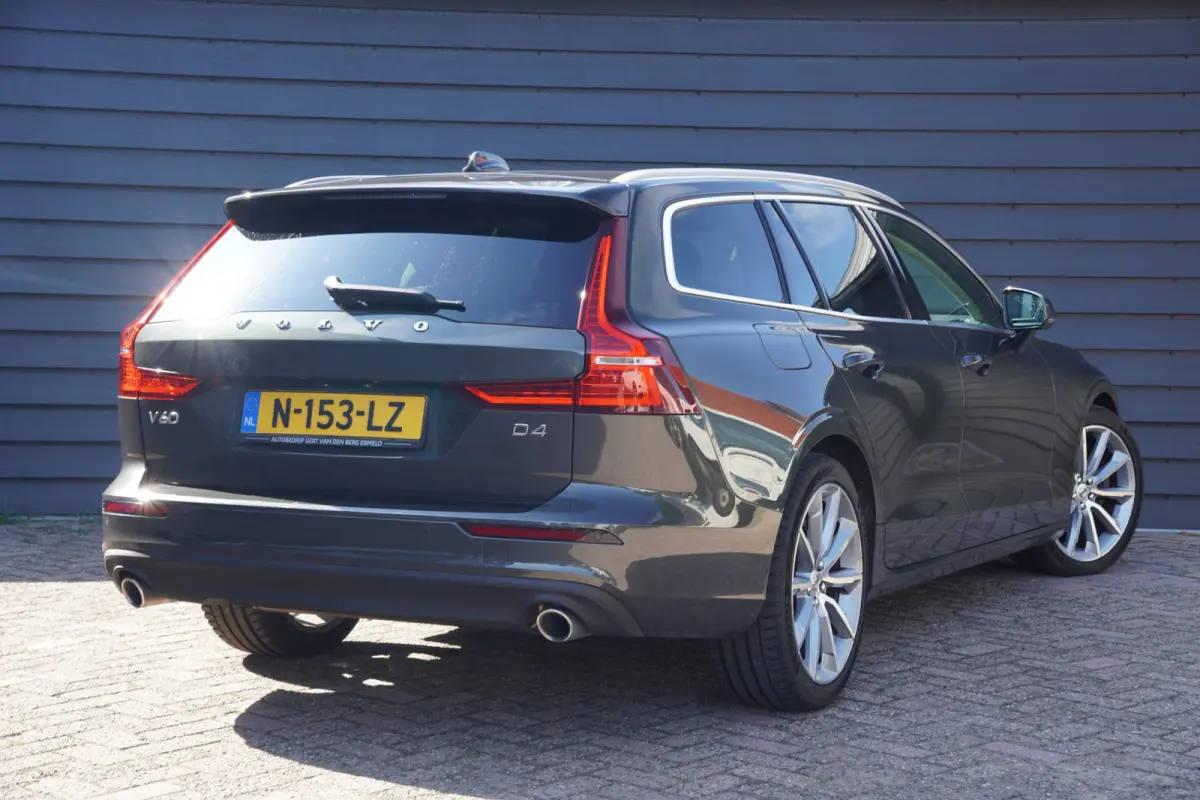 2.0 D4 Momentum Pro - CARPLAY - LEDER - H&K - ADAPT. CRUISE - BTW AUTO -