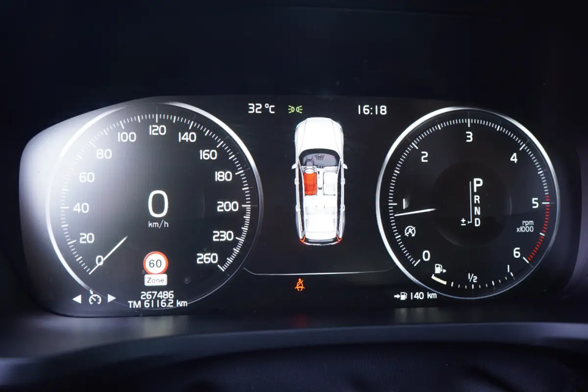 2.0 D4 Momentum Pro - CARPLAY - LEDER - H&K - ADAPT. CRUISE - BTW AUTO -