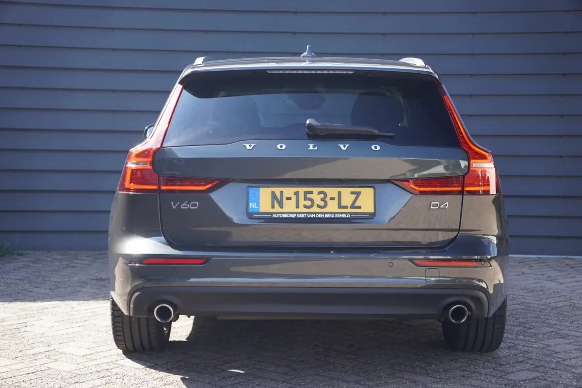 2.0 D4 Momentum Pro - CARPLAY - LEDER - H&K - ADAPT. CRUISE - BTW AUTO -
