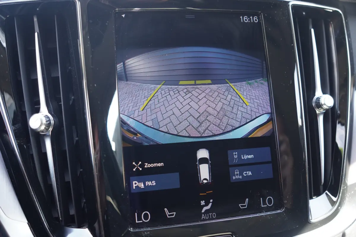 2.0 D4 Momentum Pro - CARPLAY - LEDER - H&K - ADAPT. CRUISE - BTW AUTO -