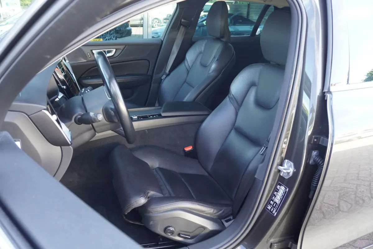 2.0 D4 Momentum Pro - CARPLAY - LEDER - H&K - ADAPT. CRUISE - BTW AUTO -