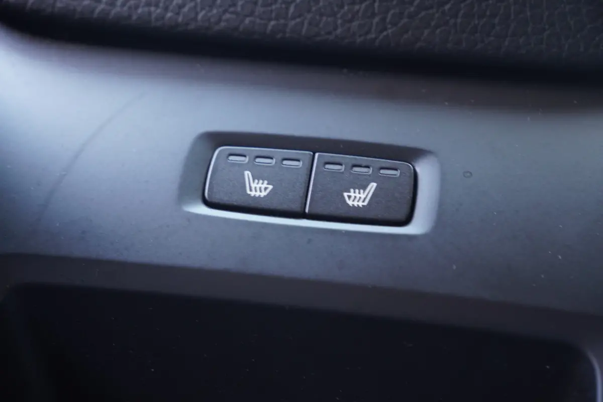 2.0 D4 Momentum Pro - CARPLAY - LEDER - H&K - ADAPT. CRUISE - BTW AUTO -