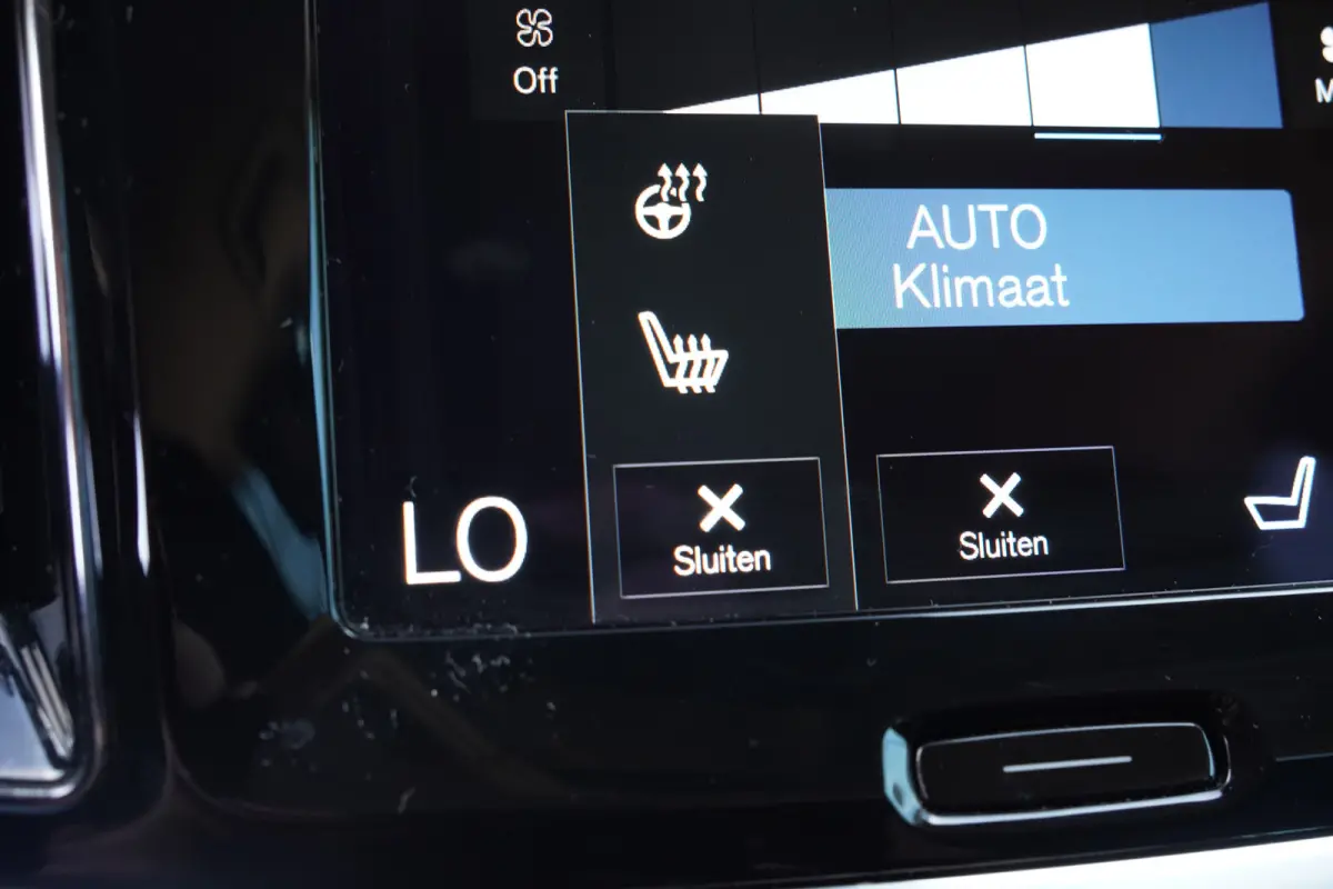 2.0 D4 Momentum Pro - CARPLAY - LEDER - H&K - ADAPT. CRUISE - BTW AUTO -