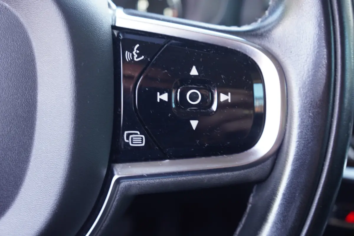 2.0 D4 Momentum Pro - CARPLAY - LEDER - H&K - ADAPT. CRUISE - BTW AUTO -