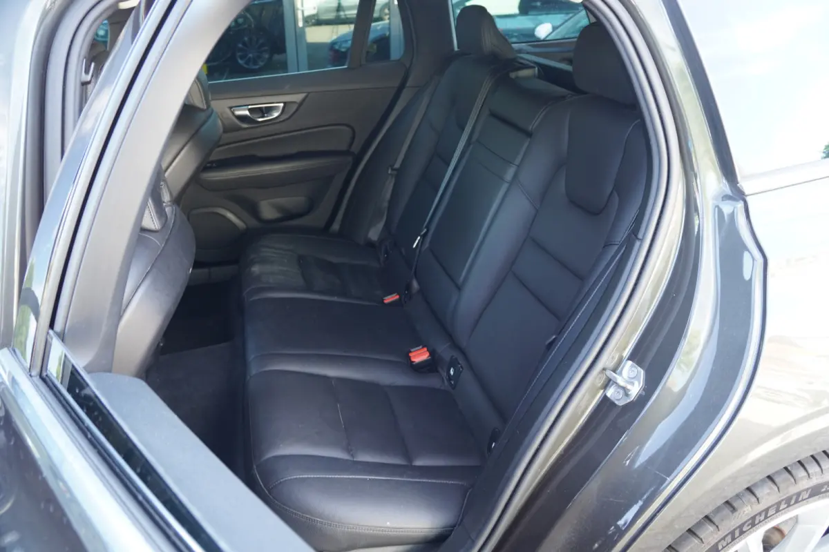 2.0 D4 Momentum Pro - CARPLAY - LEDER - H&K - ADAPT. CRUISE - BTW AUTO -