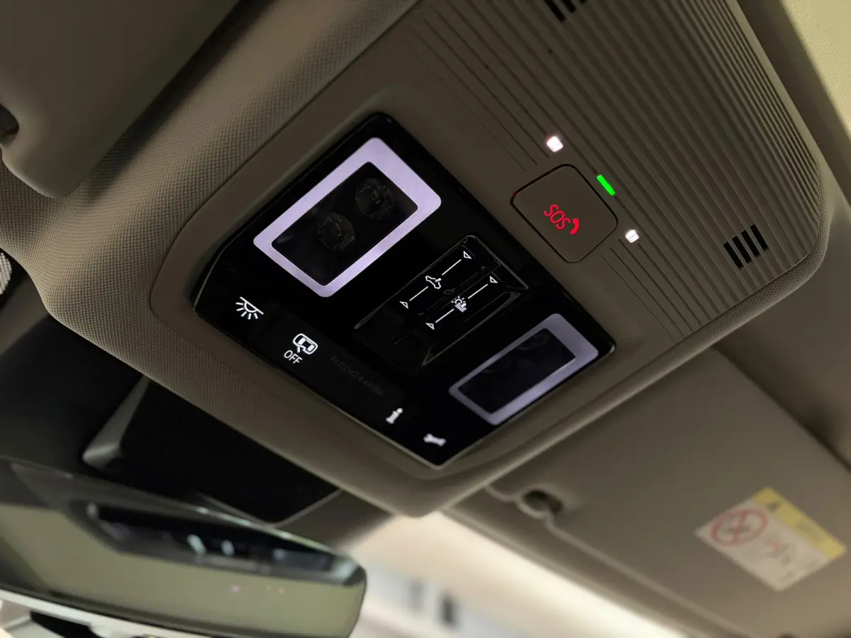 Life Edition 1.5 eHybrid | Vooraad deal | Panoramdak | 18" Napoli Velgen | CarPlay |