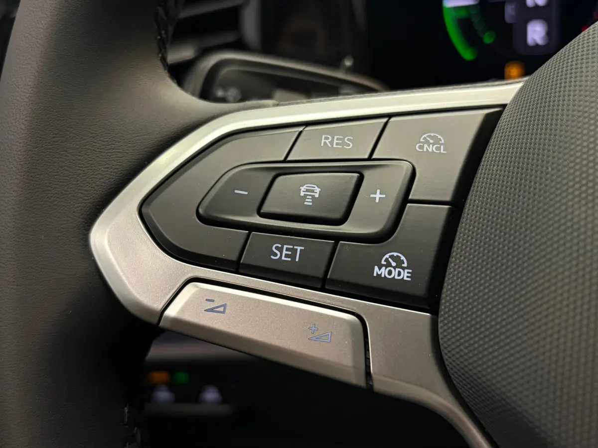 Life Edition 1.5 eHybrid | Vooraad deal | Panoramdak | 18" Napoli Velgen | CarPlay |