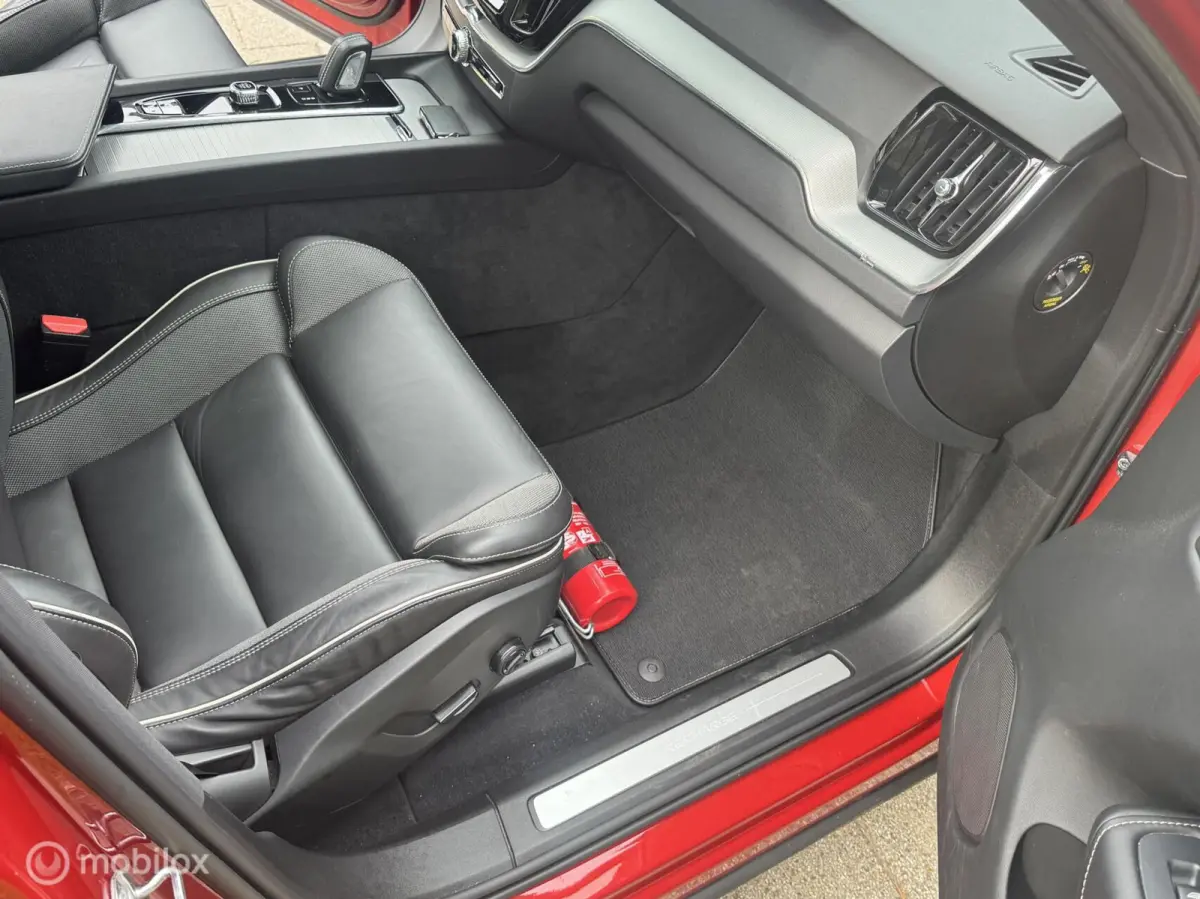 2.0 T6 Plug-in hybrid AWD Plus Dark