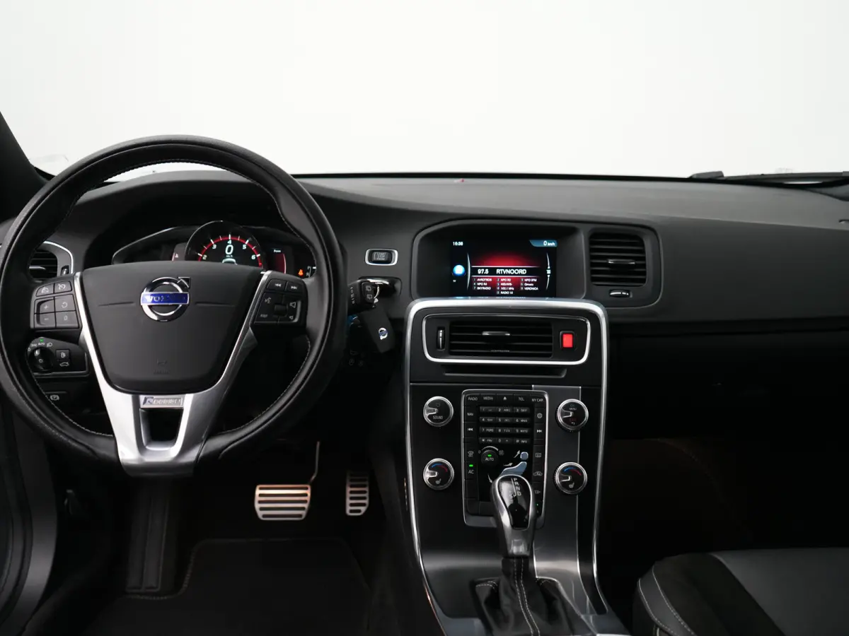 T3 Nordic+ Sport | R-Design | Xenon | Standkachel | Trekhaak | Stoelverwarming | Cruise Control | Climate Control