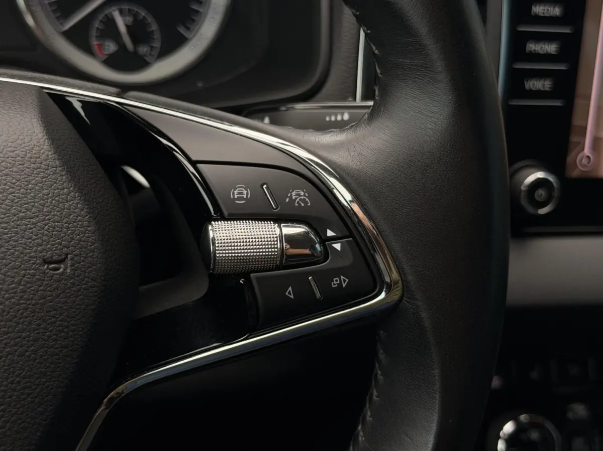 1.0 TSI Business Edition Plus TREKH. | ADAPT.CRUISE | CAM | CARPLAY | NAV | LED | KEYLESS | PDC