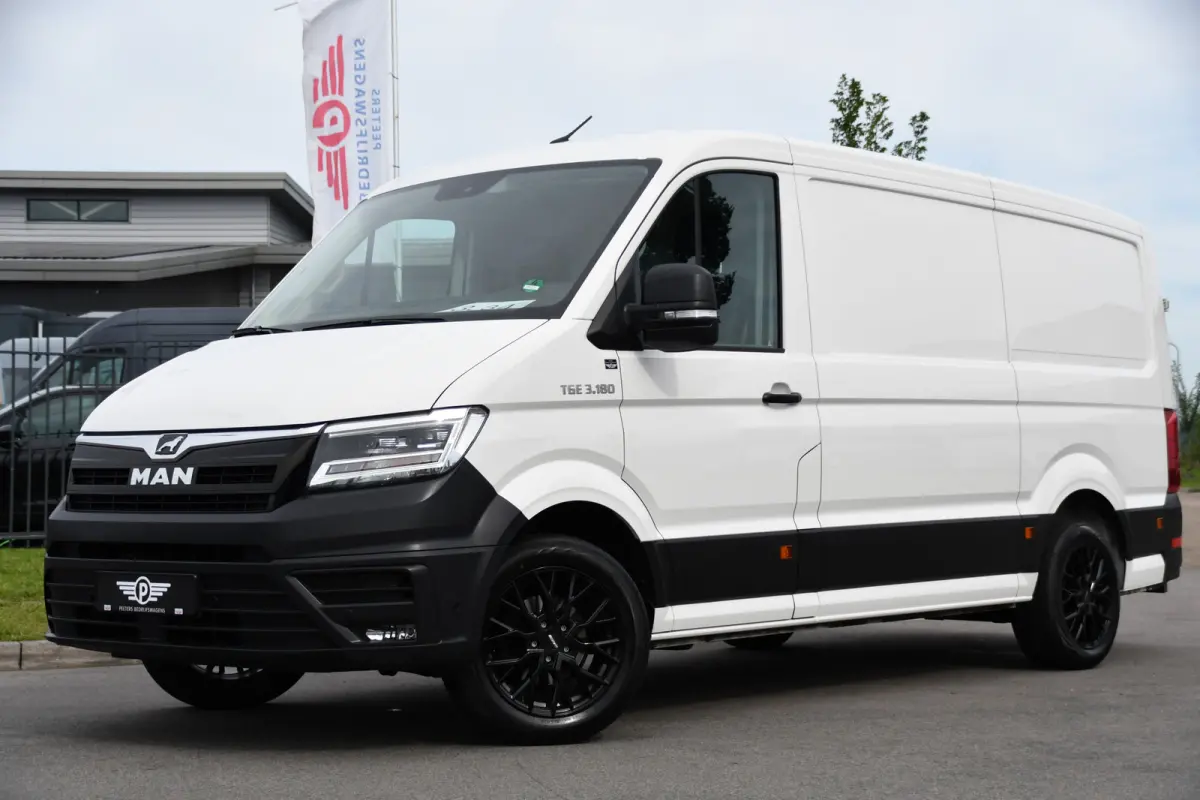 3.180 35 2.0 L3H2 PB Edition Full Options! Adaptieve Cruise, Camera, Carplay, LED, 177pk, Automaat, Stoelverwarming, Multimedia, Geveerde stoel, Uniek!