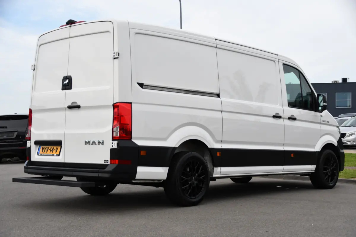 3.180 35 2.0 L3H2 PB Edition Full Options! Adaptieve Cruise, Camera, Carplay, LED, 177pk, Automaat, Stoelverwarming, Multimedia, Geveerde stoel, Uniek!