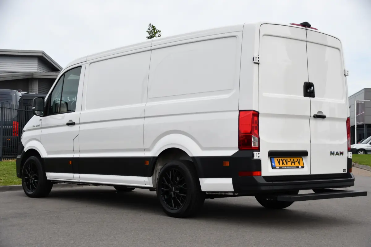 3.180 35 2.0 L3H2 PB Edition Full Options! Adaptieve Cruise, Camera, Carplay, LED, 177pk, Automaat, Stoelverwarming, Multimedia, Geveerde stoel, Uniek!