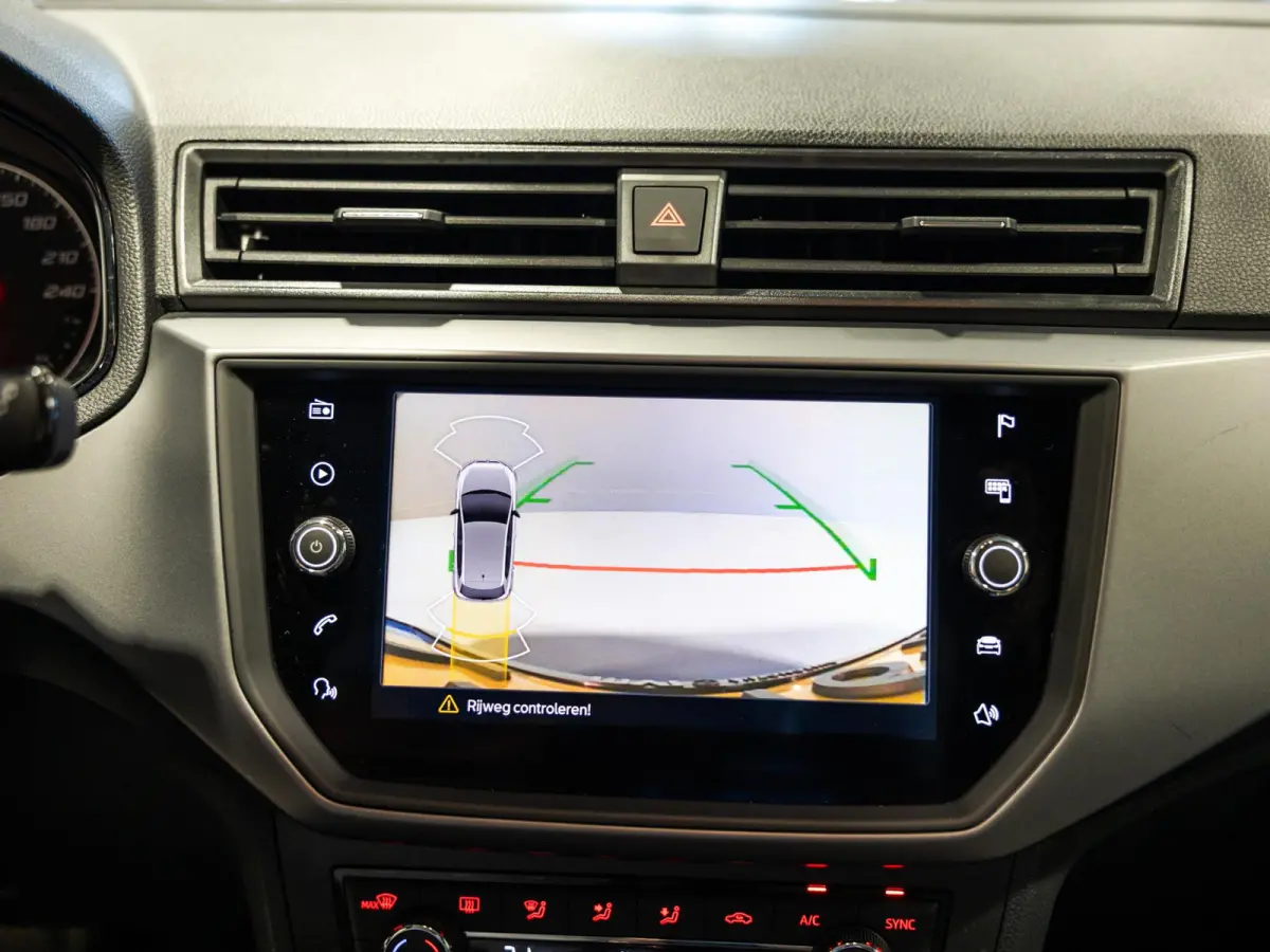 1.0 TSI Style Business Intense / 95pk / Achteruitrij camera / Groot scherm / Klimaatregeling /