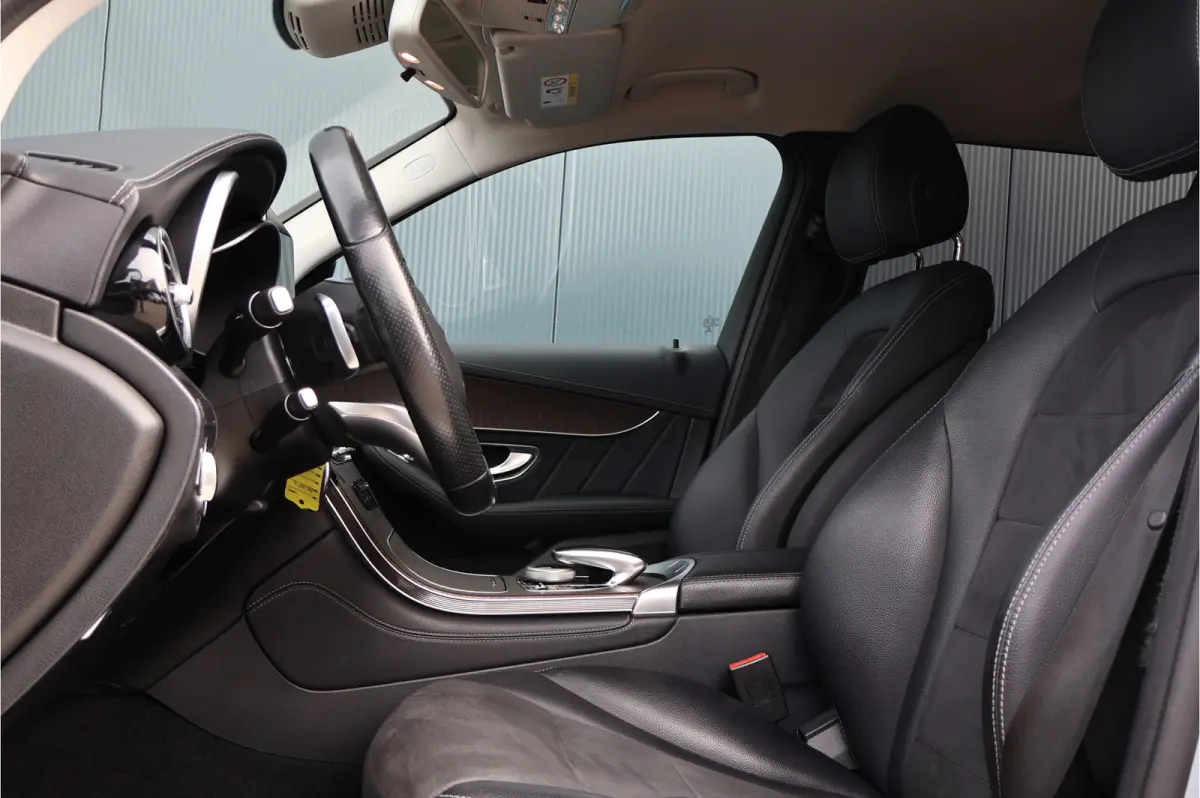 250 d 4MATIC AMG Line | Luchtvering | Trekhaak | 2500kg trekgewicht | Camera | Stoelverwarming | Leer / Alcantara | NL auto!