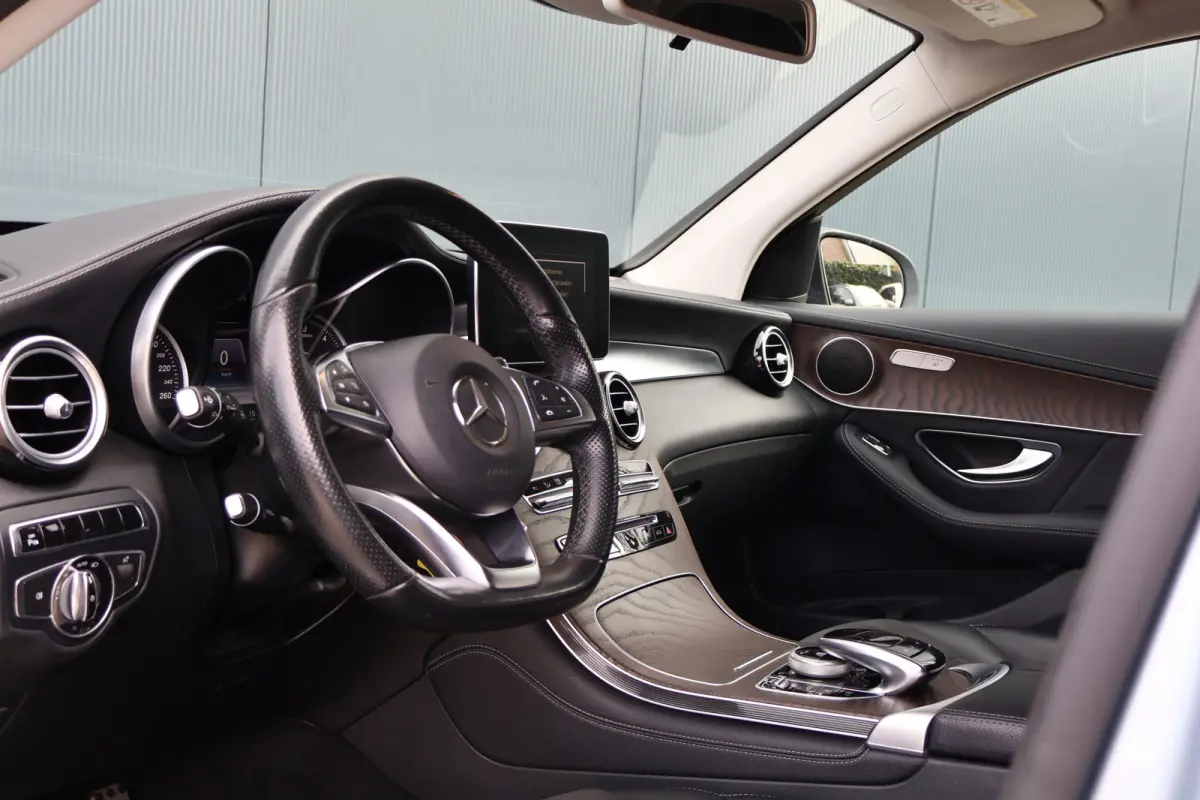 250 d 4MATIC AMG Line | Luchtvering | Trekhaak | 2500kg trekgewicht | Camera | Stoelverwarming | Leer / Alcantara | NL auto!