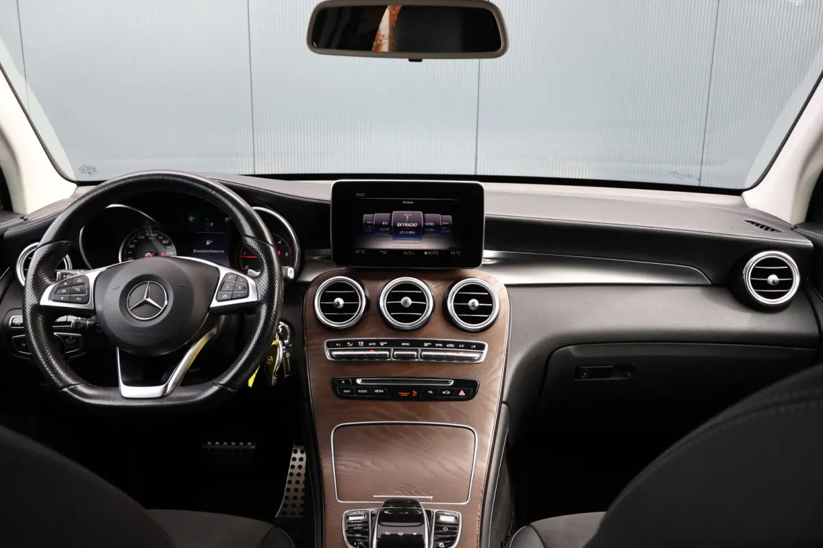 250 d 4MATIC AMG Line | Luchtvering | Trekhaak | 2500kg trekgewicht | Camera | Stoelverwarming | Leer / Alcantara | NL auto!