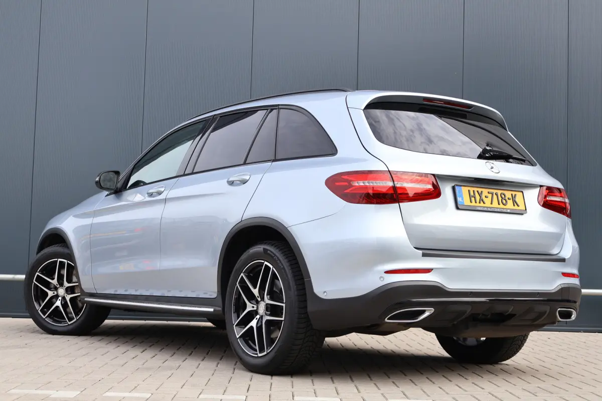 250 d 4MATIC AMG Line | Luchtvering | Trekhaak | 2500kg trekgewicht | Camera | Stoelverwarming | Leer / Alcantara | NL auto!
