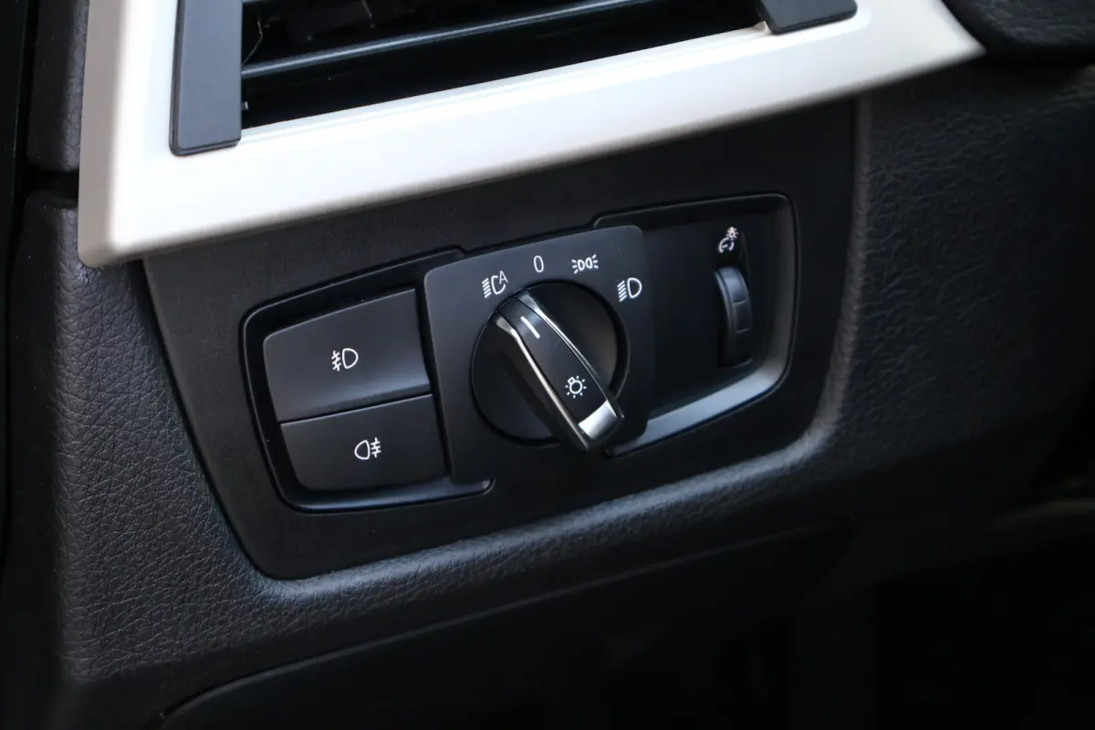 318i Executive Automaat | Origineel NL | 18 inch | Navi | Cruise | Clima | Elektr. achterklep
