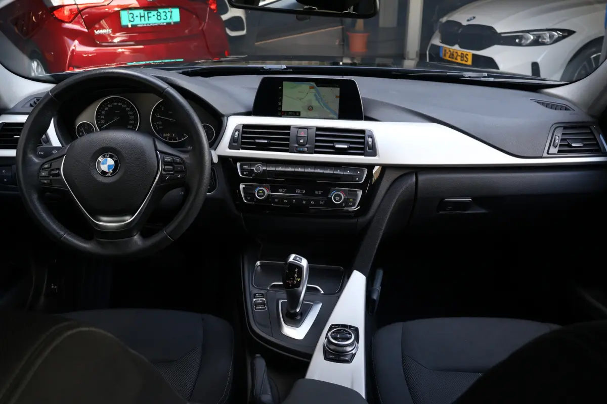 318i Executive Automaat | Origineel NL | 18 inch | Navi | Cruise | Clima | Elektr. achterklep