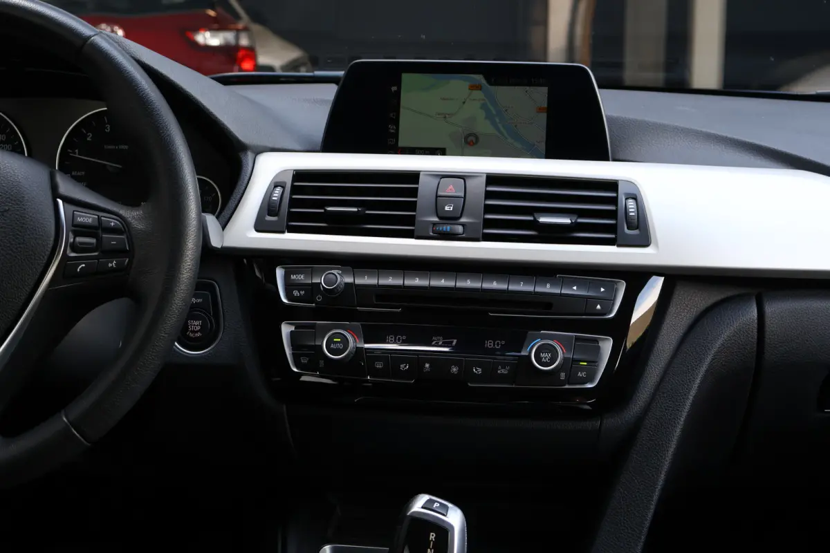 318i Executive Automaat | Origineel NL | 18 inch | Navi | Cruise | Clima | Elektr. achterklep