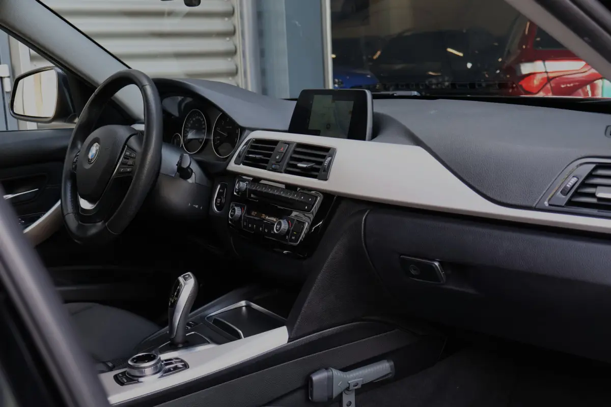 318i Executive Automaat | Origineel NL | 18 inch | Navi | Cruise | Clima | Elektr. achterklep