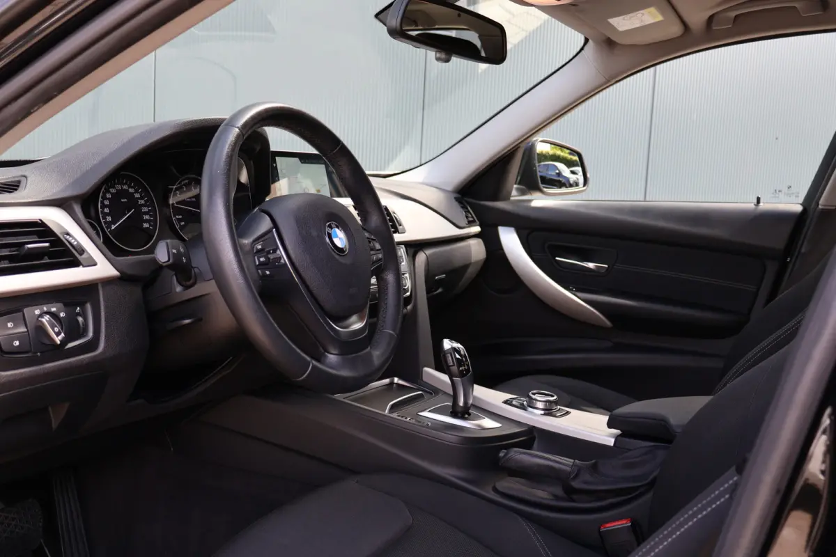 318i Executive Automaat | Origineel NL | 18 inch | Navi | Cruise | Clima | Elektr. achterklep