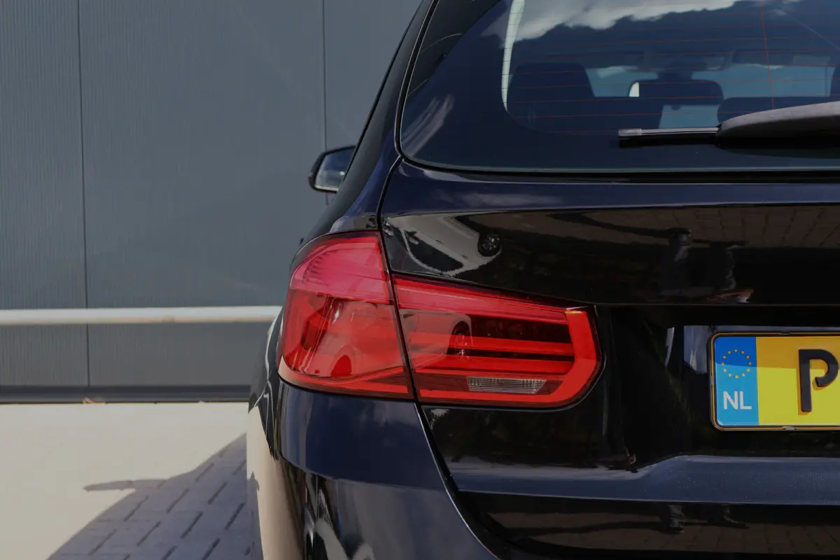 318i Executive Automaat | Origineel NL | 18 inch | Navi | Cruise | Clima | Elektr. achterklep