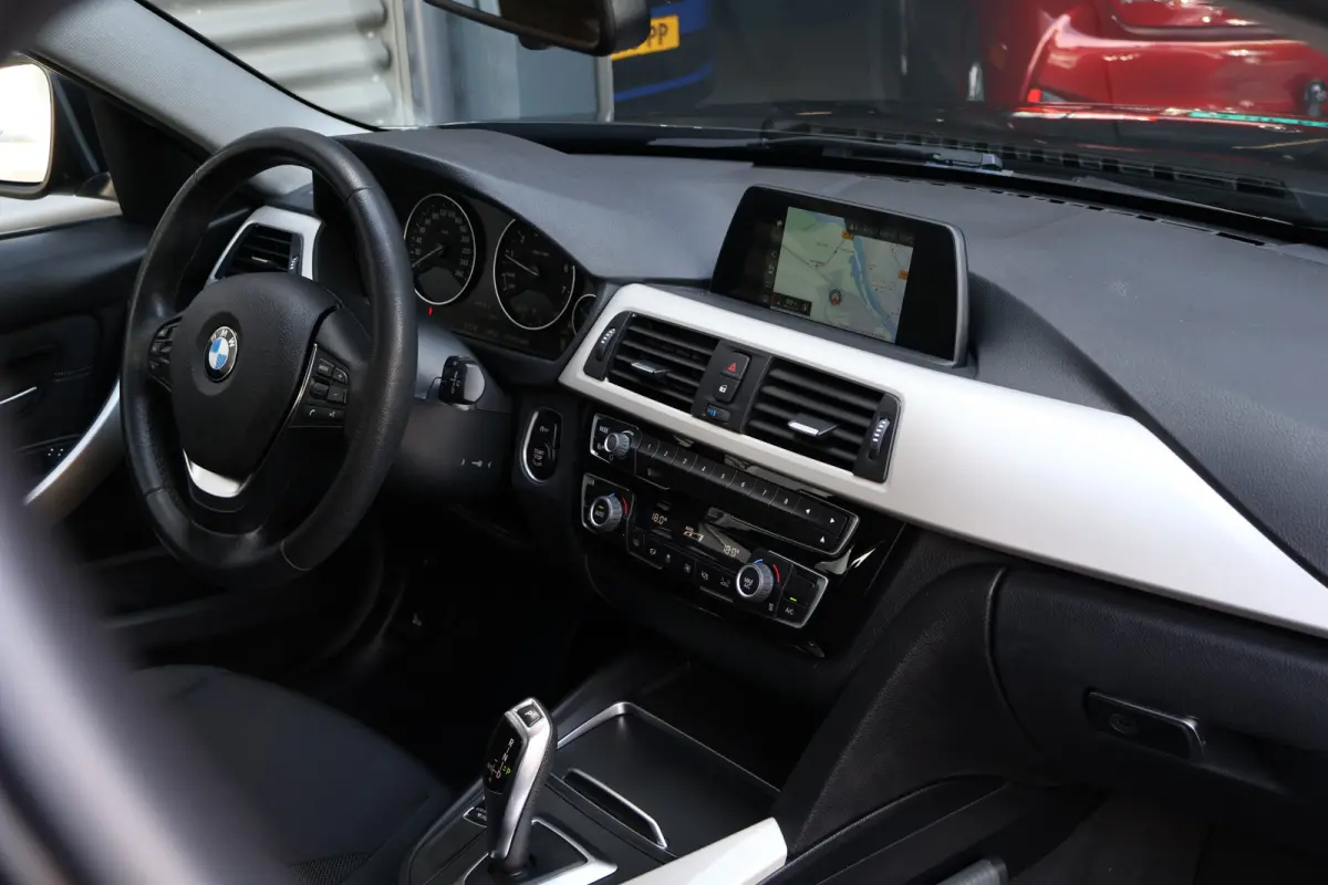 318i Executive Automaat | Origineel NL | 18 inch | Navi | Cruise | Clima | Elektr. achterklep