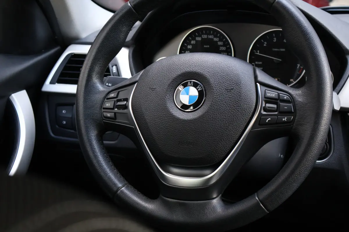 318i Executive Automaat | Origineel NL | 18 inch | Navi | Cruise | Clima | Elektr. achterklep