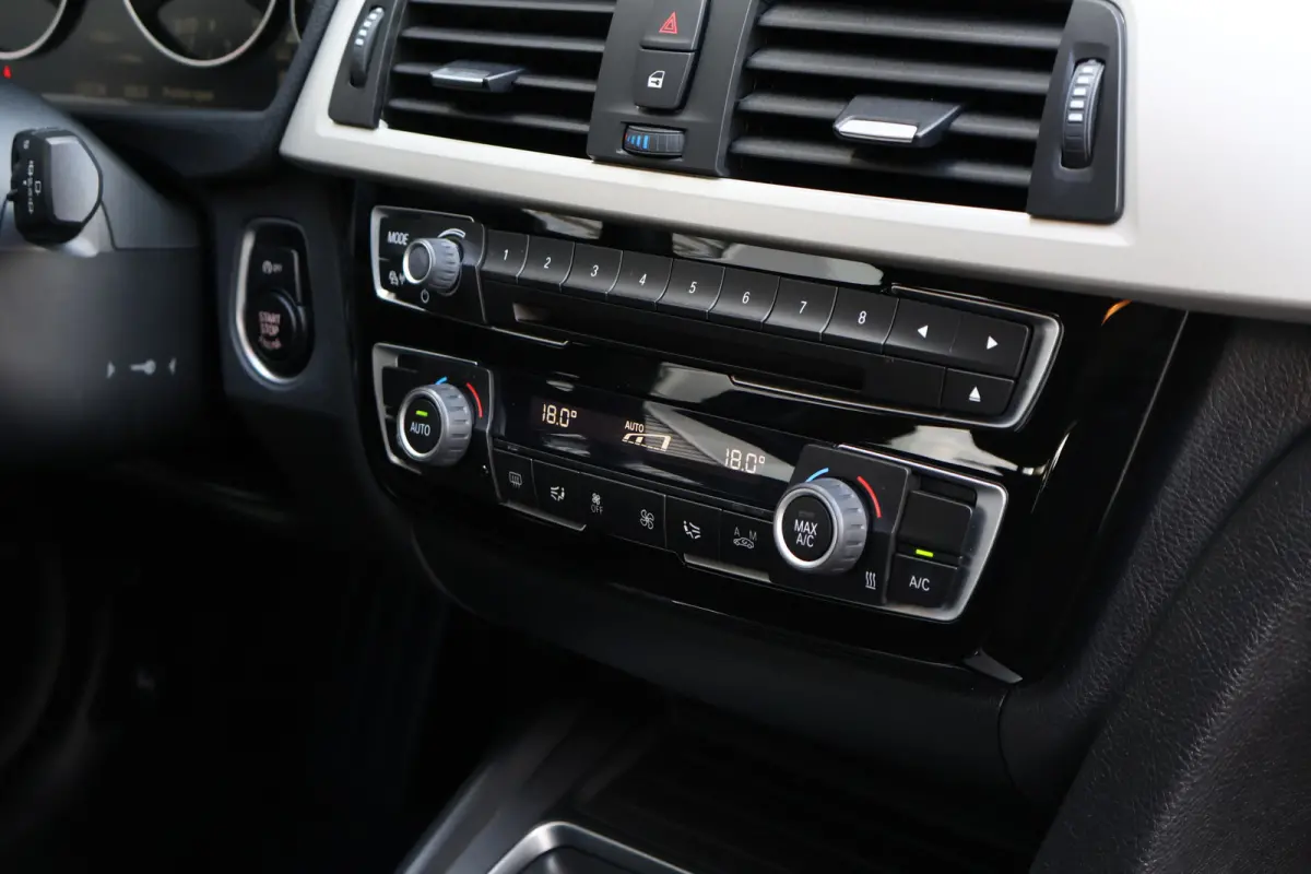 318i Executive Automaat | Origineel NL | 18 inch | Navi | Cruise | Clima | Elektr. achterklep