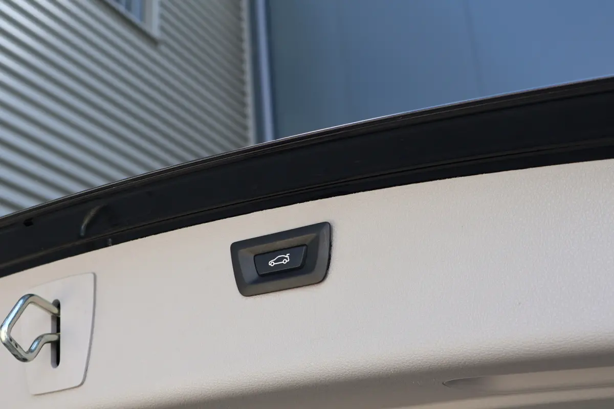 318i Executive Automaat | Origineel NL | 18 inch | Navi | Cruise | Clima | Elektr. achterklep