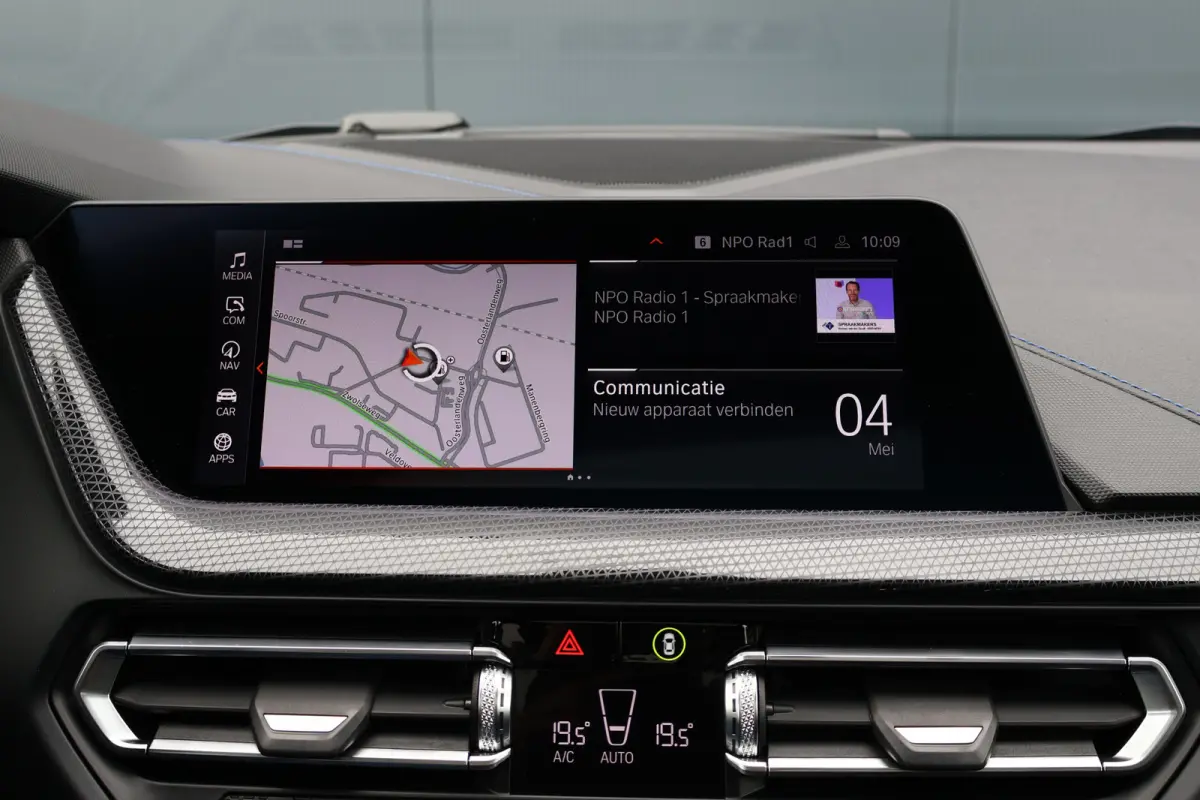 M235i xDrive High Executive 306pk | Pano | ACC | Harman Kardon | Head-up Display | Keyless | 19 Inch | Stoelverwarming | Elektr. verst. stoelen | M-Sport Plus