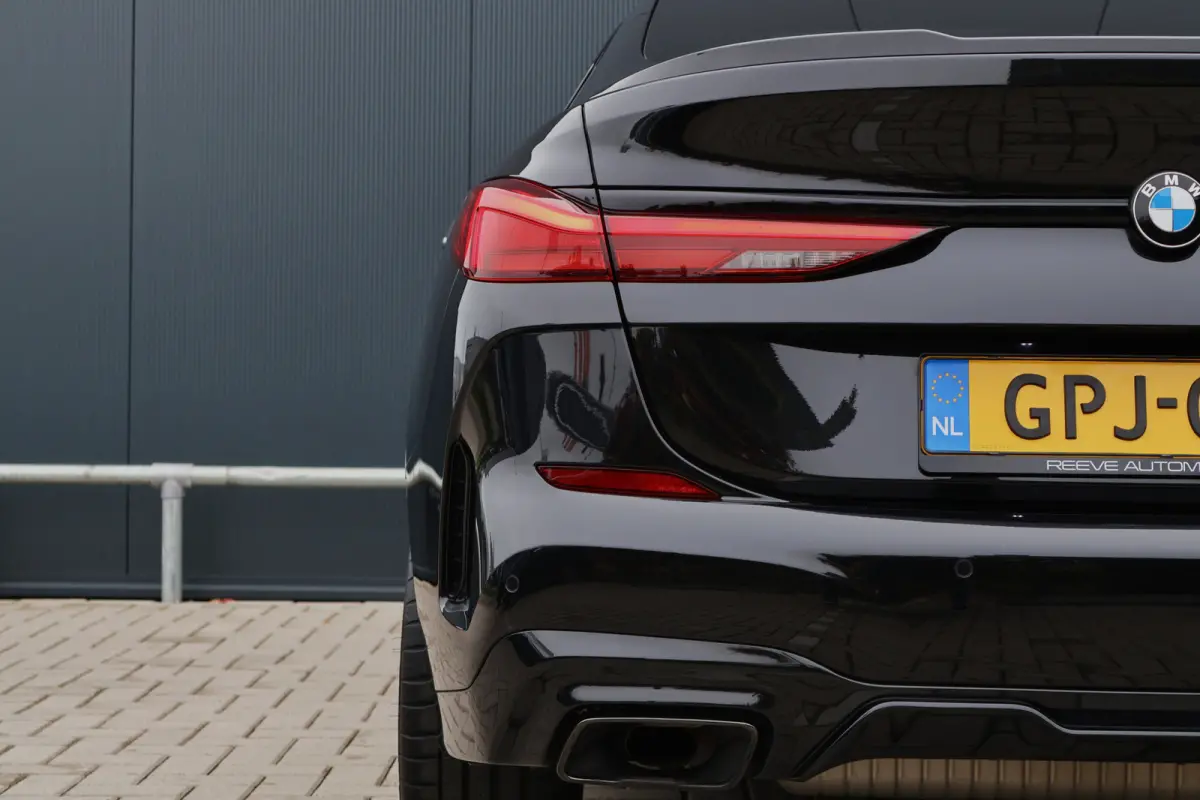 M235i xDrive High Executive 306pk | Pano | ACC | Harman Kardon | Head-up Display | Keyless | 19 Inch | Stoelverwarming | Elektr. verst. stoelen | M-Sport Plus