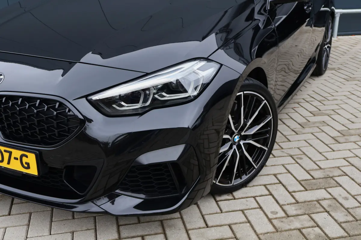 M235i xDrive High Executive 306pk | Pano | ACC | Harman Kardon | Head-up Display | Keyless | 19 Inch | Stoelverwarming | Elektr. verst. stoelen | M-Sport Plus