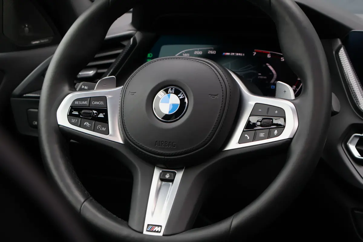 M235i xDrive High Executive 306pk | Pano | ACC | Harman Kardon | Head-up Display | Keyless | 19 Inch | Stoelverwarming | Elektr. verst. stoelen | M-Sport Plus