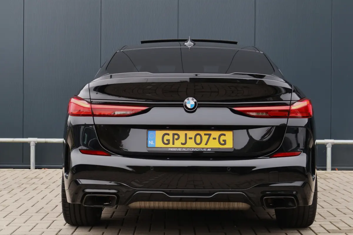 M235i xDrive High Executive 306pk | Pano | ACC | Harman Kardon | Head-up Display | Keyless | 19 Inch | Stoelverwarming | Elektr. verst. stoelen | M-Sport Plus