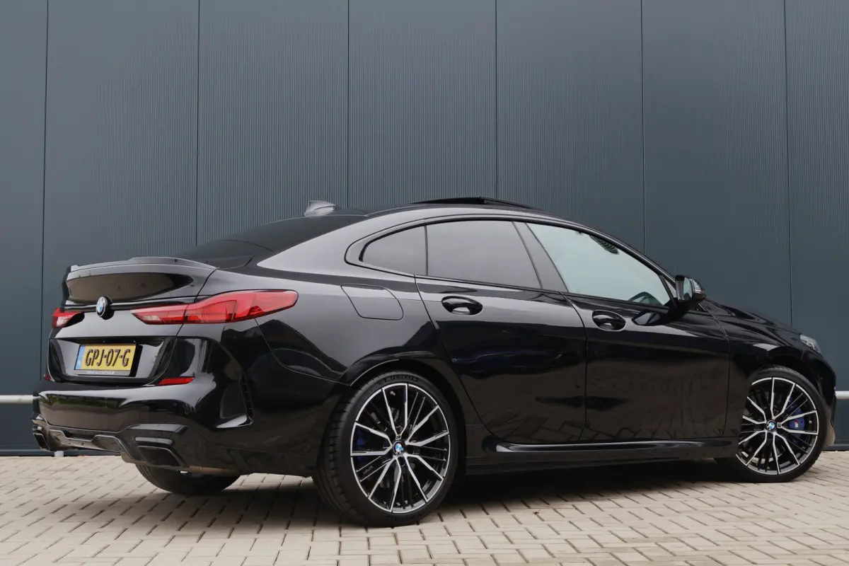 M235i xDrive High Executive 306pk | Pano | ACC | Harman Kardon | Head-up Display | Keyless | 19 Inch | Stoelverwarming | Elektr. verst. stoelen | M-Sport Plus