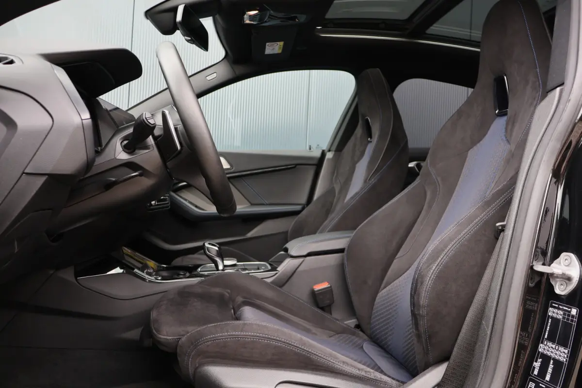 M235i xDrive High Executive 306pk | Pano | ACC | Harman Kardon | Head-up Display | Keyless | 19 Inch | Stoelverwarming | Elektr. verst. stoelen | M-Sport Plus