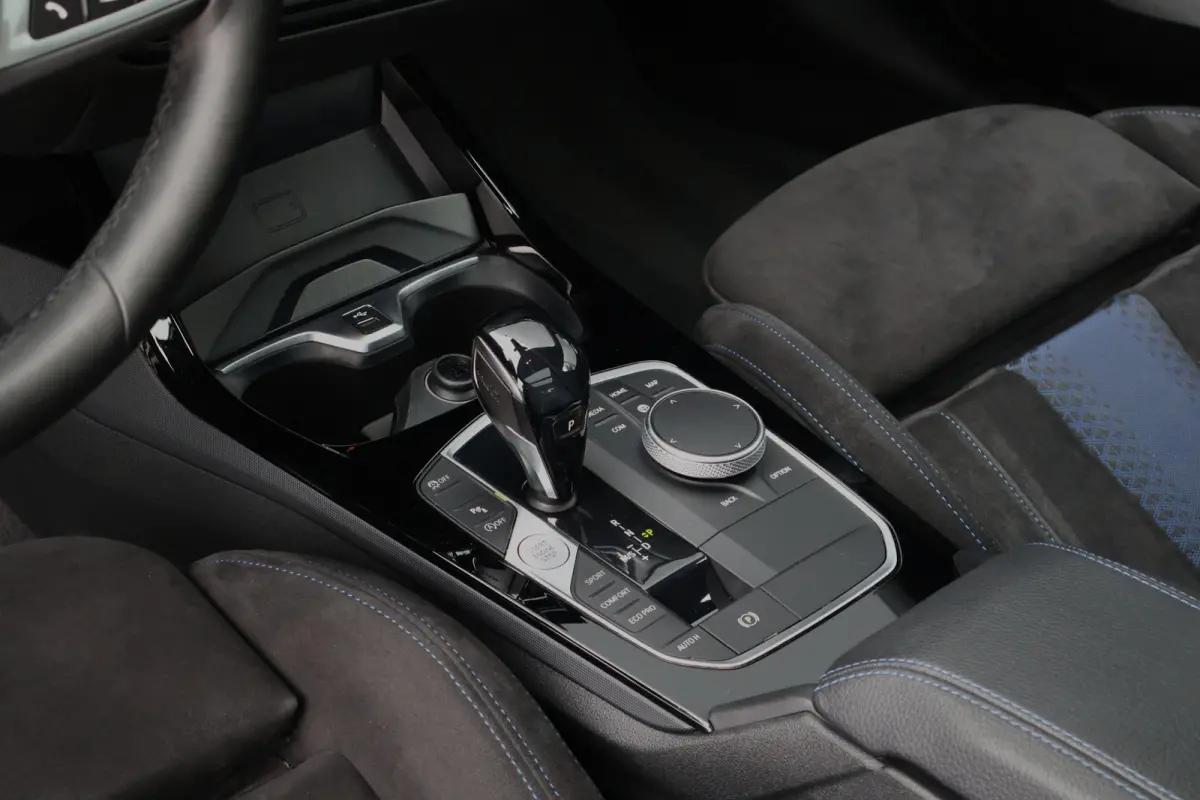 M235i xDrive High Executive 306pk | Pano | ACC | Harman Kardon | Head-up Display | Keyless | 19 Inch | Stoelverwarming | Elektr. verst. stoelen | M-Sport Plus