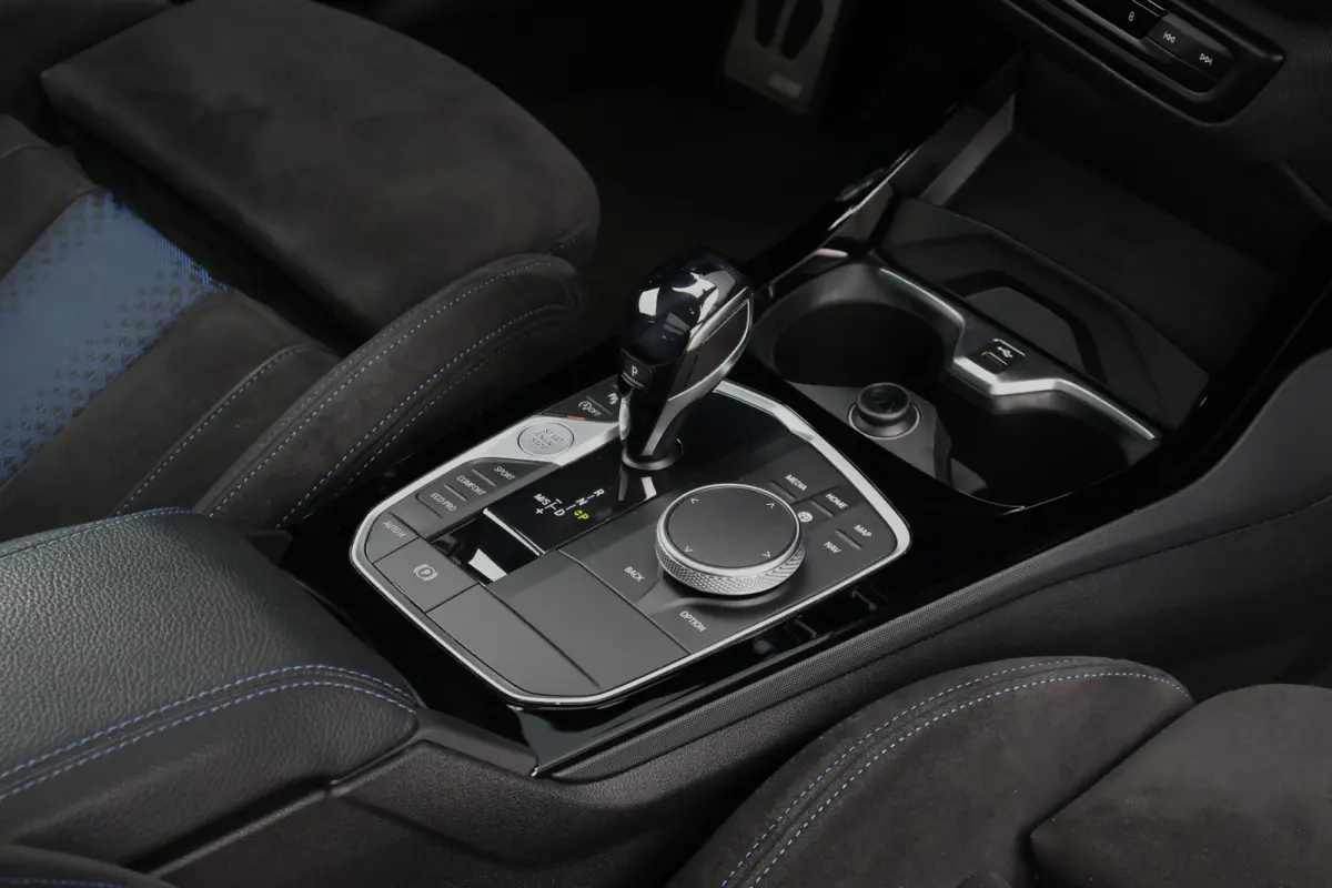 M235i xDrive High Executive 306pk | Pano | ACC | Harman Kardon | Head-up Display | Keyless | 19 Inch | Stoelverwarming | Elektr. verst. stoelen | M-Sport Plus