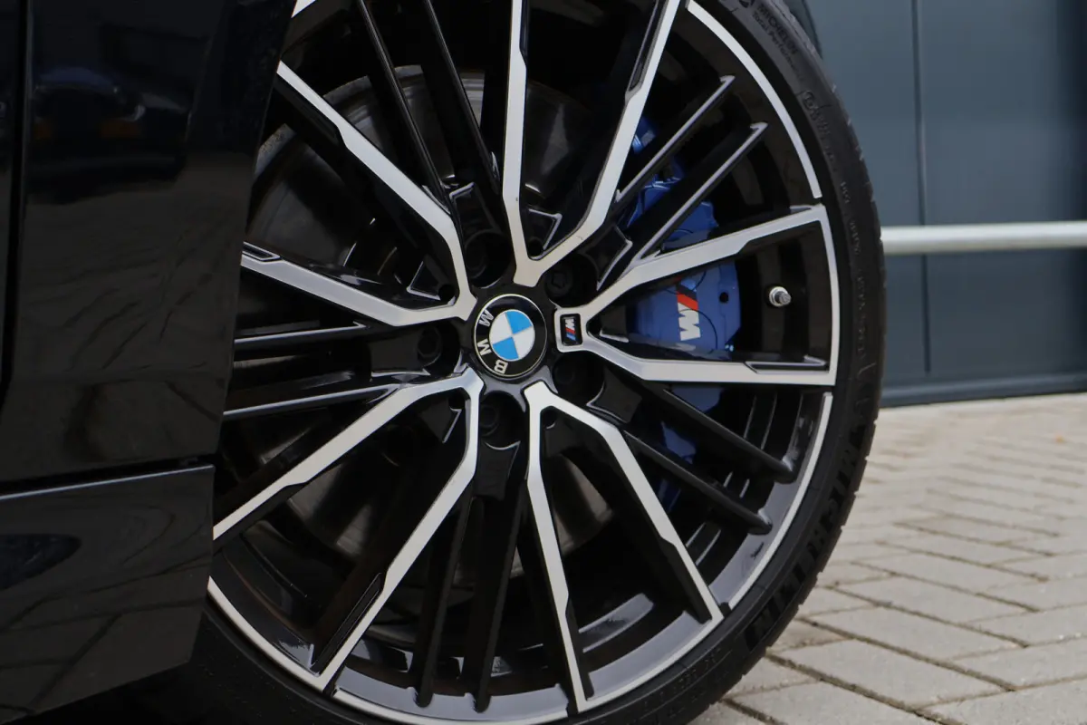 M235i xDrive High Executive 306pk | Pano | ACC | Harman Kardon | Head-up Display | Keyless | 19 Inch | Stoelverwarming | Elektr. verst. stoelen | M-Sport Plus