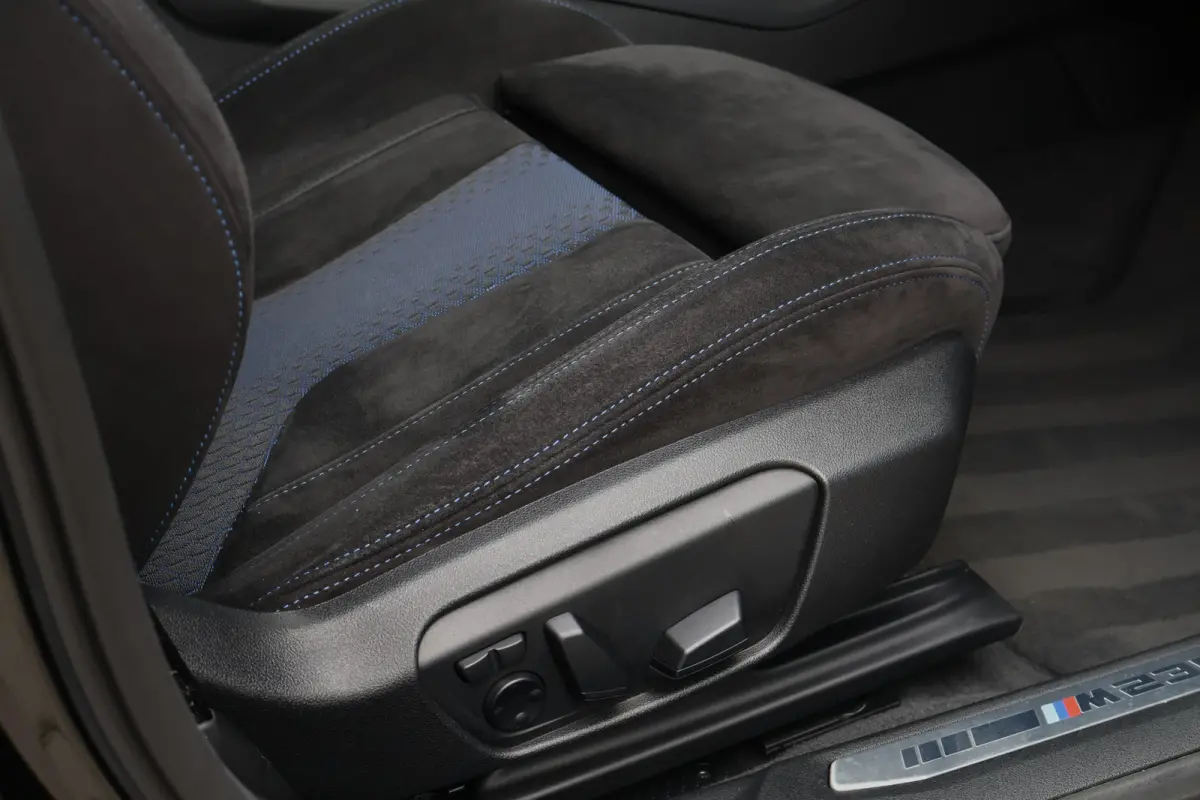M235i xDrive High Executive 306pk | Pano | ACC | Harman Kardon | Head-up Display | Keyless | 19 Inch | Stoelverwarming | Elektr. verst. stoelen | M-Sport Plus