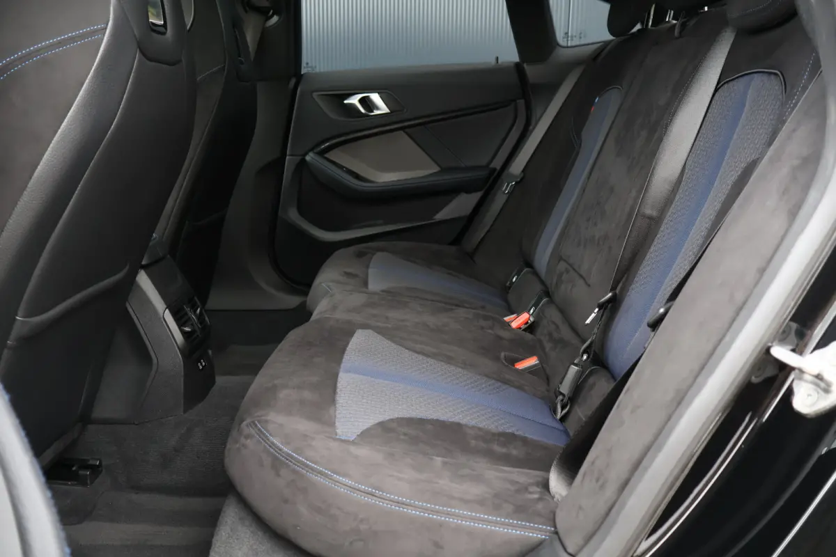 M235i xDrive High Executive 306pk | Pano | ACC | Harman Kardon | Head-up Display | Keyless | 19 Inch | Stoelverwarming | Elektr. verst. stoelen | M-Sport Plus