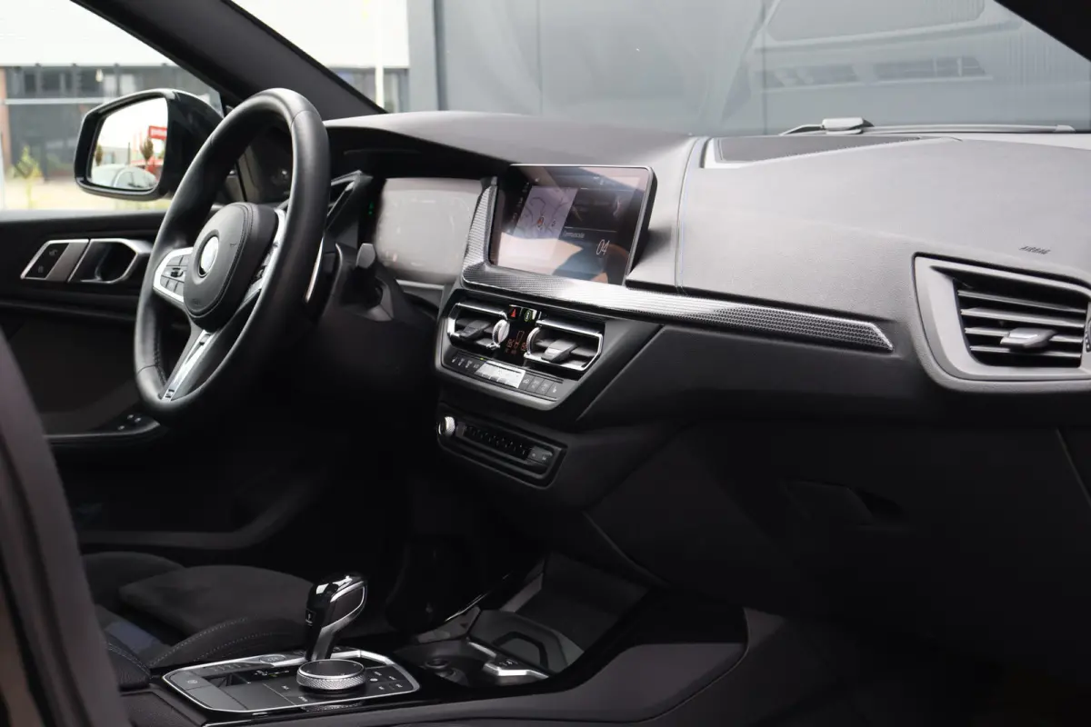 M235i xDrive High Executive 306pk | Pano | ACC | Harman Kardon | Head-up Display | Keyless | 19 Inch | Stoelverwarming | Elektr. verst. stoelen | M-Sport Plus