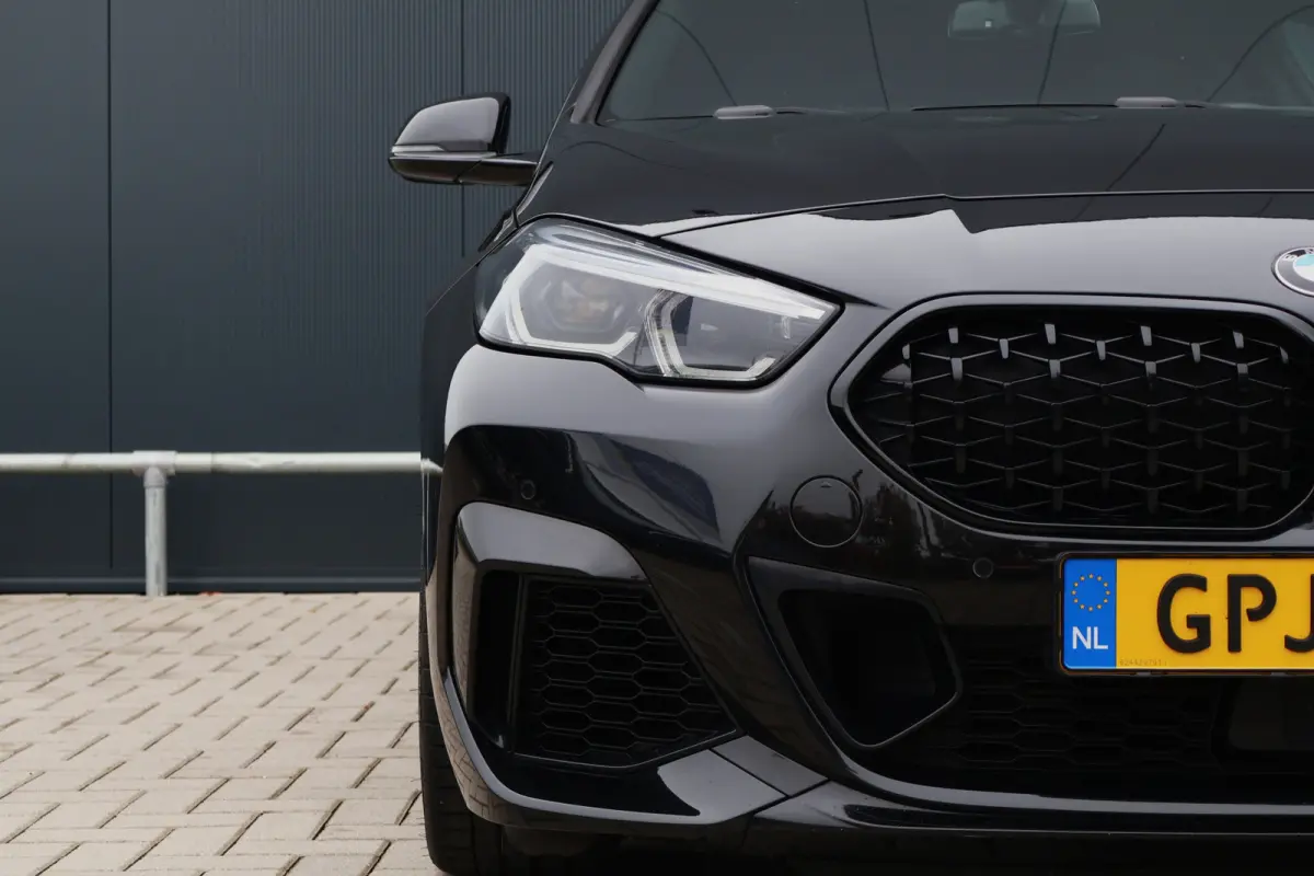 M235i xDrive High Executive 306pk | Pano | ACC | Harman Kardon | Head-up Display | Keyless | 19 Inch | Stoelverwarming | Elektr. verst. stoelen | M-Sport Plus