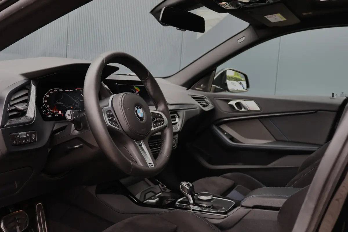 M235i xDrive High Executive 306pk | Pano | ACC | Harman Kardon | Head-up Display | Keyless | 19 Inch | Stoelverwarming | Elektr. verst. stoelen | M-Sport Plus