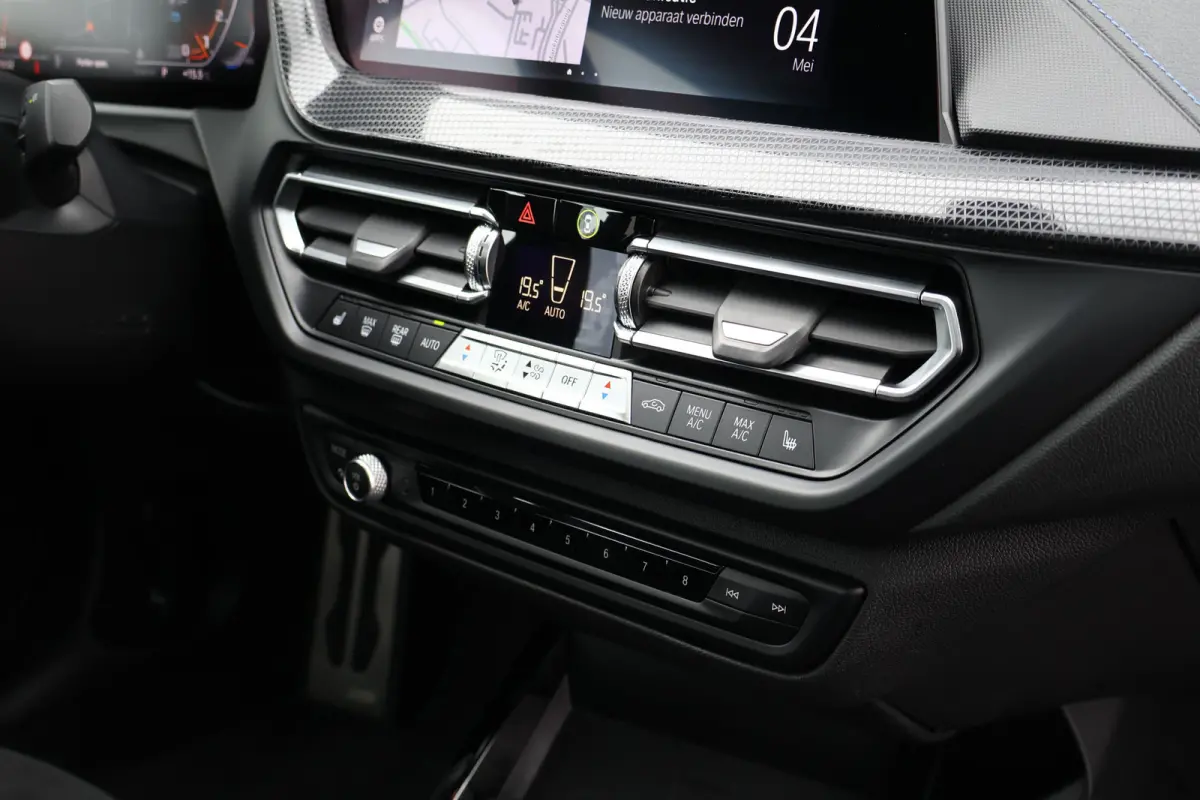 M235i xDrive High Executive 306pk | Pano | ACC | Harman Kardon | Head-up Display | Keyless | 19 Inch | Stoelverwarming | Elektr. verst. stoelen | M-Sport Plus